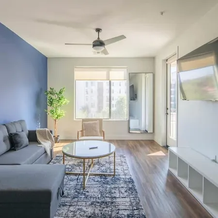 Chic 1Bd - Pool, Gym, Parking, W-D - Sleeps 4 Apartment